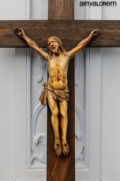 null Christ en croix en ivoire représenté les yeux ouverts tournés vers le ciel,...