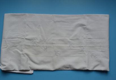 null Flat sheet in thread. 215 cm x 225 cm. Greek frieze uncut. Embroidered border...
