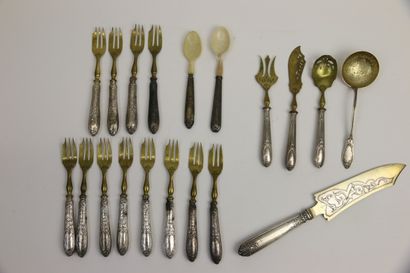 null Twelve cake forks in filled silver, spoon in gilded metal. Gross weight: 408...