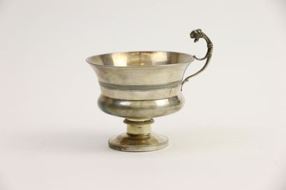 null Silver cup 950°/°° on pedestal engraved with nets, with a handle with lion head....