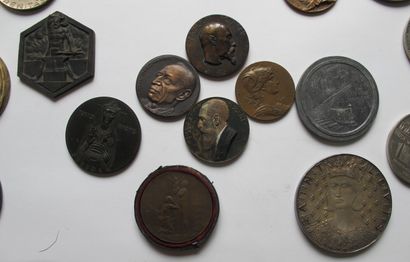 null Collection of about 50 medals and tokens in gilded and silvered bronze, copper...