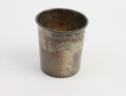 null A 950°/°° silver flat-bottomed tumbler with a chased frieze of flowers. (shocks)

Height:...