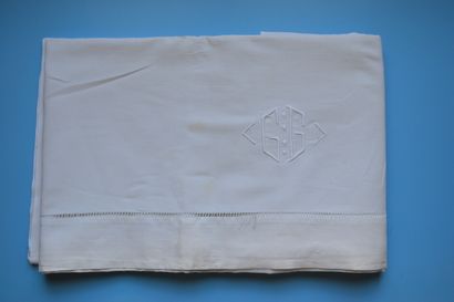 null Flat sheet in thread. 220 cm x 310 cm. Monogrammed GG. Frieze all around the...