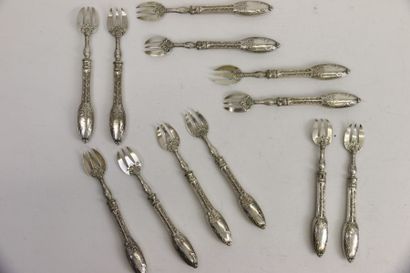 null Twelve dessert forks in silver 950°/°° and silver with leafy clasps. Hallmarked...