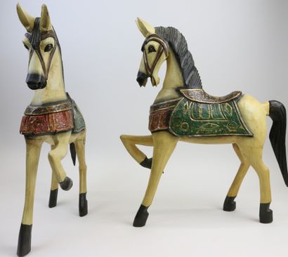 null Deux chevaux en bois peint polychrome (éclats).

Haut: 69 cm - Long. 50 cm