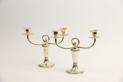 null A pair of two-light silver-plated metal table ends decorated with gadrooned...