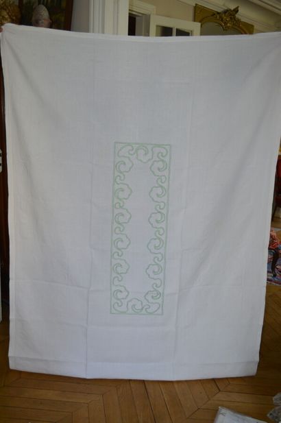 null Tablecloth 195 cm x 145 cm hand embroidered. Rectangular central motif in the...