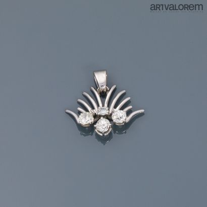 null Pendant in white gold 750°/°° in the shape of a palmette set with three old...