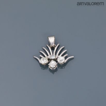 null Pendentif en or gris 750°/°° en forme de palmette orné de trois diamants taille...