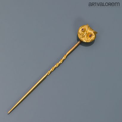 null Tie pin in yellow gold 750°/°° in the shape of an owl's head, the eyes set with...