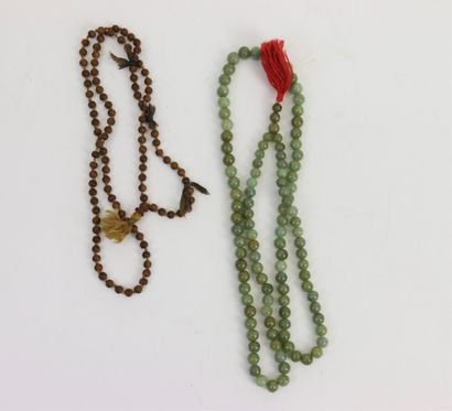 null Long necklace made of serpentine beads with a red pompom

L. 102 cm

We joined...