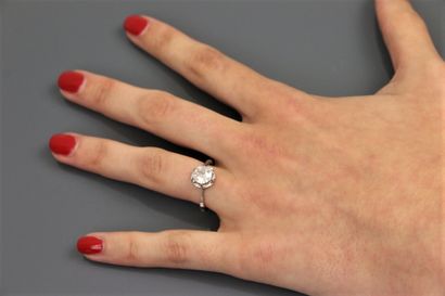 null Solitaire in platinum 850°/°° set with an old cut diamond in double claw setting.

Weight...