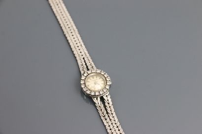 null CHILEA

Montre bracelet de dame en or gris 750°/°° , cadran argenté signé à...