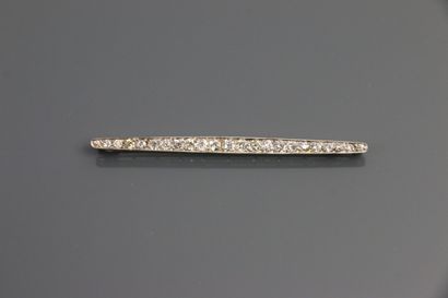 null Barrette brooch in white gold 750°/°°° set with old cut diamonds.

Weight of...