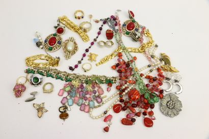 null Lot of costume jewelry including:

- Brooches

Necklaces of glass beads and...