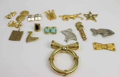 null lot of costume jewellery in gold metal: brooches, pairs of earrings, pendants,...
