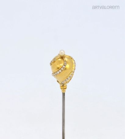null Tie or hat pin in yellow gold 750°/°°°, oblong shape with twists decorated with...