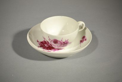 null MEISSEN, 18th century. 

Sugar bowl with four-lobed body and lid in porcelain...