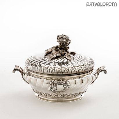 null Round covered vegetable dish in silver 925°/°° on pedestal decorated with twisted...