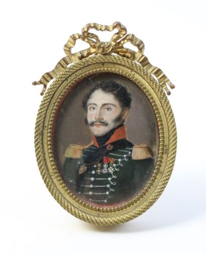  Ecole du XIXème siècle 
Portrait en buste d'un capitaine portant un uniforme à brandebourgs...
