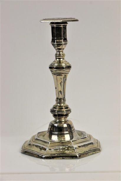 null 
PARIS 1732-1738




Silver candlestick, cut sides model on an octagonal base,...
