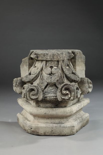 null Deux éléments de chapiteau corinthien en pierre sculpté. Travail du XIXème siècle....