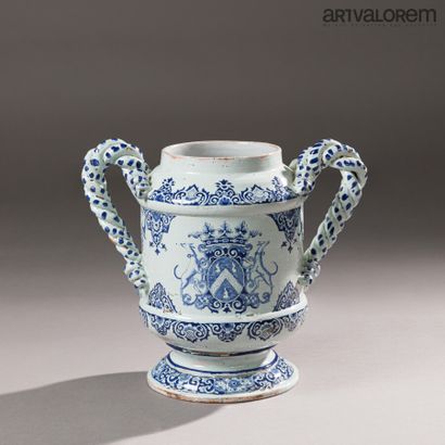 null ROUEN, early 18th century 

Pot with two handles in earthenware with white-blue...