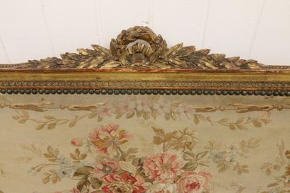 null Canapé deux places de style Louis XVI en bois doré et sculpté , le dossier à...