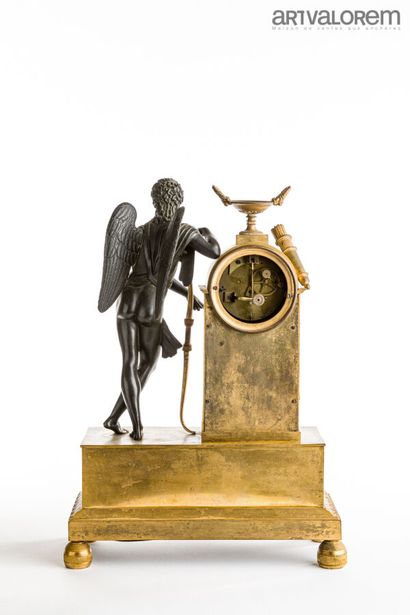 null Gilt bronze clock with patina, representing Eros, leaning against the dial,...