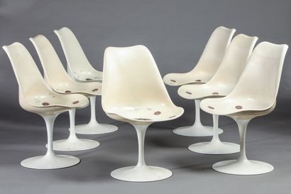 null EERO SAARINEN (1910-1961) & KNOLL INTERNATIONAL. 

Suite of seven chairs and...