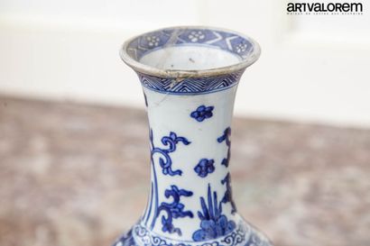null CHINE, XIXème siècle dans le goût de Kangxi. 

Deux vases balustres pouvant...