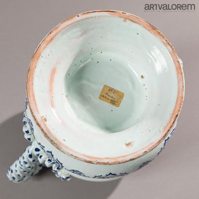 null ROUEN, début XVIIIe siècle 

Pot à deux anses en faïence à décor blanc bleu...