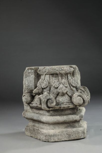 null Deux éléments de chapiteau corinthien en pierre sculpté. Travail du XIXème siècle....
