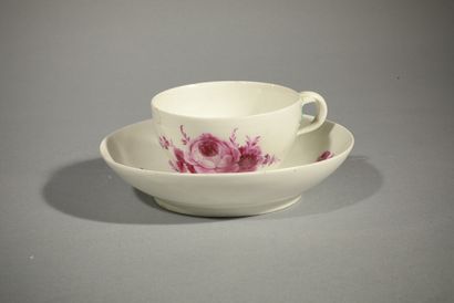 null MEISSEN, 18th century. 

Sugar bowl with four-lobed body and lid in porcelain...