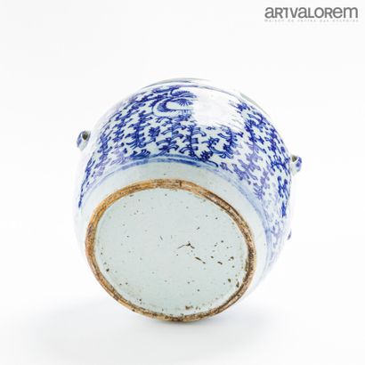 null CHINA, 19th century. 

Covered pot in white and blue enamelled porcelain decorated...