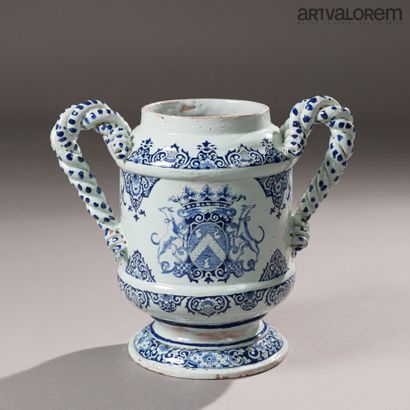 null ROUEN, début XVIIIe siècle 

Pot à deux anses en faïence à décor blanc bleu...