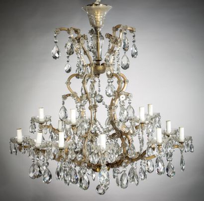 null Gilt bronze chandelier with crystal pendants, with fifteen arms of light.

Diameter:...