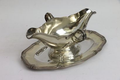 null Sauce boat and its tray in silver 925°/°°, handles and moulded edge with leafy...