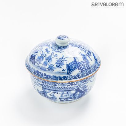 null CHINA, 17th century

Covered pot in blue-white enamelled porcelain decorated...