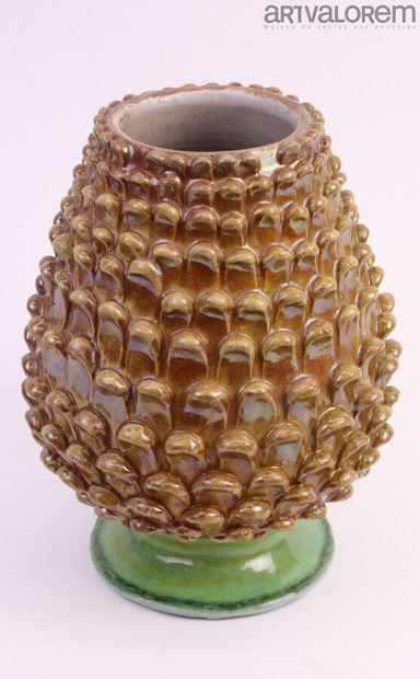 null ITALY DERUTA, 19th century 

Pine cone shaped pot on a pedestal in ochre lustre...
