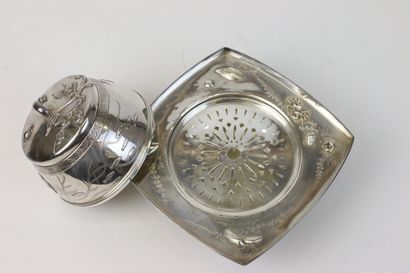 controle 
TIFFANY & CIE




Butter dish in silver 925°/°° with japanese decoration...