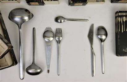 null * Rosenthal. Bestecke. 

Metal cutlery set including: 12 knives, 9 forks, spoons,...