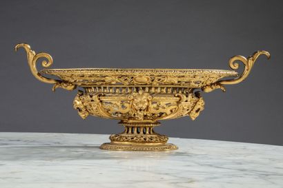 null Coupe en bronze doré, anses feuillagées à décor ajouré de mufles de lions, cartouche,...