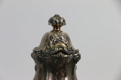 null CHRISTOFLE

Urne sur piédouche en métal argenté à décor d'agrafes feuillagées,...