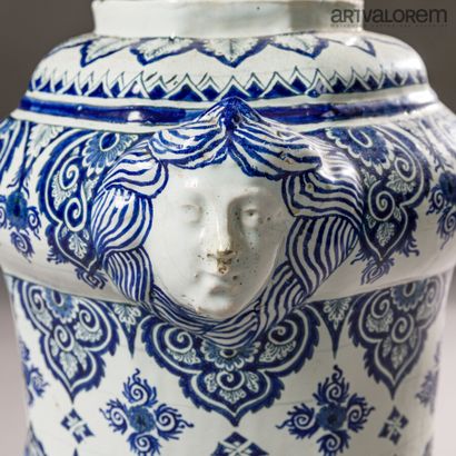null ROUEN, début XVIIe siècle 

Fontaine en faïence à décor blanc-bleu de lambrequins...