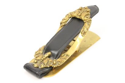null HERMÈS Paris 

Pince à courrier en forme de ceinture en laiton doré sculpté...