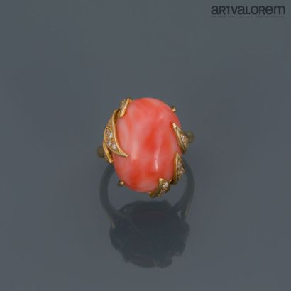 null Bague en or jaune 750°/°° ornée d'un cabochon de corail en serti griffes de...