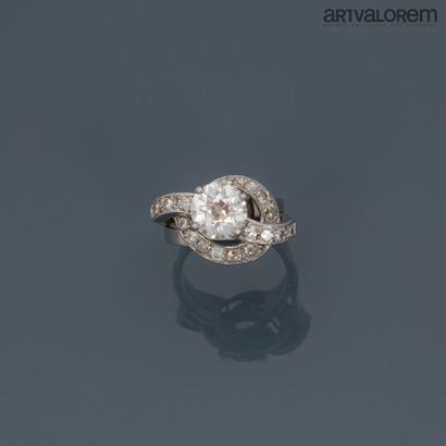 null Bague en or gris 750°/°° de forme tourbillon ornée d'un diamant taille ancienne...