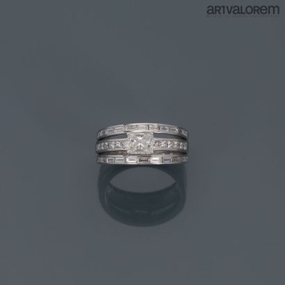 null Bague en or gris 750°/°° composée de trois anneaux ornés de diamants taille...