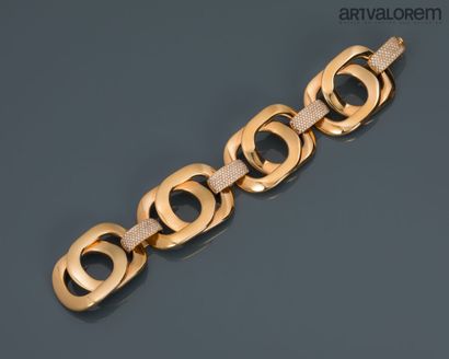 null Bracelet en or rose 750°/°° composé de quatre maillons double incurvés reliés...